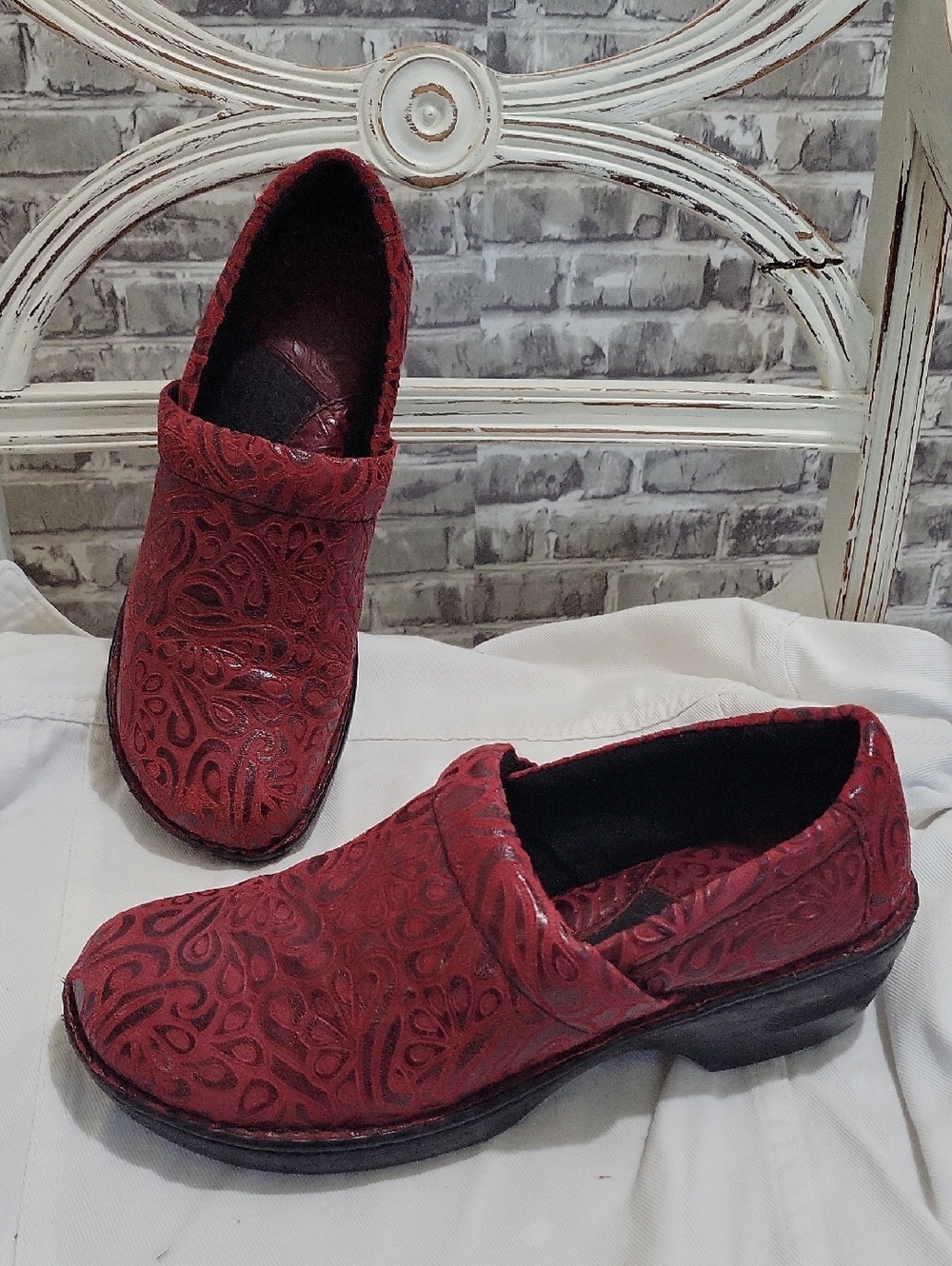 BOC Born Concept Shoes Womens 11 M Peggy Paisley Embossed Wedge Clogs BC5630 Red